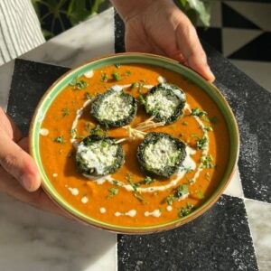 Saransh Goila Instagram - Tag @sanjeevkapoor and tell him about your favourite recipe that you learnr from him. More than 20 years old but this classic by Chef Sanjeev is still a favourite in my home. This recipe in his first show Khana Khazana changed not only his life but the lives of so many Indian households and restaurans, including mine. Aaj ka jaam, Shaam Savera ke naam. 
.
.
Shaam Savera 

Blanch 2 Spinach bundles 
& blend them into a thick paste 

1 tbsp Oil 
1 tsp Jeera
1 tsp Garlic, chopped 
1/2 inch Ginger, chopped 
1 Green chili, chopped 
Sauté till fragrant 
Add the Palak paste 
Salt to taste 
1 tsp Coriander powder 
1/2 tsp Garam masala powder 
Mix well 
1/4 cup Roasted besan 
1/4 cup cashew powder 
Mix well 
& cook till thickened 
Look at that 🤤😮‍💨

For the gravy 

1 tbsp Oil 
1 tsp Jeera
1/2 inch Cinnamon stick 
1 Bay leaf 
A few black peppercorns 
3 Green cardamom 
1 Black cardamom 
1 tsp Garlic, chopped 
1 inch Ginger, chopped 
1 Green chili, chopped 
2 Onions, diced 
5 Tomatoes, diced 
1 tsp Coriander powder 
1 tsp Red chili powder 
1/4 tsp Haldi powder 
1/4 tsp Garam masala powder 
Salt to taste 
A handful of cashews 
1 tsp Kasuri methi 
Mix well 
Add 1 cup Water 
& cook for 1/2 hour on slow flame 
Remove the whole spices 
& blend into a smooth paste 

1 tbsp Butter 
1 tsp Honey 
Mix well 
2 tbsp Fresh cream
Mix well 

For the paneer mixture 

250g Paneer, crumbled 
1 tsp Black pepper powder 
1/2 tsp Fresh coriander, chopped 
Mix well 
& shape them into balls 

Flatten the Palak mixture 
& stuff with the paneer mixture. 

Lightly coat in corn flour 
& fry till GBC 😮‍💨🔥 

Serve the gravy with the koftas 

Delishaaas 😮‍💨🔥🤤