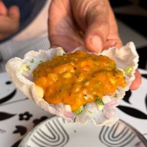 Saransh Goila Instagram - This Aamazing snack will be a summer evening hit in your home! Lots od fresh roasted mango salsa can be used in tacos, as dips, on nachos or sandwiches or as a spread। It's just Delishaaas 🥭 Will you try this recipe at home? 
.
.
Roasted Mango salsa 

Peel & cut 2 Mangoes 
Melt 1/2 tbsp Butter 

Grill the mango pieces 
till charred 😮‍💨🔥

Add to a blender 
1 Chili, charred 
1 tbsp Lemon juice 
1 tbsp garlic juice or paste
A splash of water
Blend everything well 

1/4 cup Tomatoes, chopped 
1/4 cup Onions, chopped 
A handful of Coriander, chopped 
1/4 cup Raw mango, chopped 
1 tsp Red chili sauce 
Juice of 1/2 a lemon 
1 tbsp Olive oil 
Salt to taste 

Mix everything well 

Cut a few rice paper sheets 
Fry in hot oil till puffed 

Top off the crispy rice paper 
with onions, cucumbers, 
peanuts, coriander 

& the mango salsa 

Delishaaas 🤌🏻😮‍💨🤤