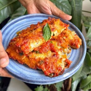 Saransh Goila Instagram - Will the Italian Consul General like Papad Pasta? Will I get to go to Italy and feed people Papad Pasta? To know stay tuned in! Huge respect and big hugs to Alessandro De Masi who sweetly agreed to come to Delishaaas HQ to try out version of Pasta. I'm hoping I made my Sindhi genes proud. It goes without saying that Papad Pasta Cannelloni was extra Delishaaas. Will you try it? 
.
.
पापड़ Pasta 
(cannelloni)

Consul General of Italy 🇮🇹
Alessandro De Masi

First make the stuffing 
1 tbsp Olive oil 
1/2 tbsp Garlic, chopped 
1 bunch Spinach, shredded & blanched 
Sauté well 
Look at that 🤌🏻
Add to a bowl 
2 tbsp Parmesan 
🤨🤨
100g Paneer, crumbled 
Salt to taste 
Crushed black pepper to taste 
Mix everything well 

Now get the papad ready 

Blanch 6 Papads 
Shock in ice water 
Sprinkle semolina on the board 
Place the papad and coat and keep aside

Place a generous spoonful of the stuffing 
& roll the papad tightly 

🙂‍↕️😎

Baste an oven tray with butter 
Place the papad pasta 
Spread tomato sauce 
Sprinkle parmesan 
Bake at 170 degrees C 
for 12 minutes 

Look at that 😮‍💨🤌🏻🤤

Delishaaas 🔥🤤
