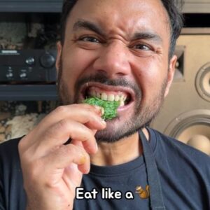 Saransh Goila Instagram - Weirdest chips you have had? 😸 Took courage to accept that I have eaten and made Palak chips in the past and I must agree with @addymitzy that it is the least chippble veggie in the veggie Kingdom. Not Delishaaas at all doston but Aditi ki commentary is Delishaaas max.
.
.
Palak, cleaned & washed 
Massage them with oil 
Microwave for 2 1/2 minutes 
or bake at 180 C for 7 minutes 

1 tbsp Olive oil 
1 tbsp Peanut butter 
Salt to taste 
Pepper to taste 
1/2 tsp Garlic powder 
1 tbsp Parmesan cheese
Mix well 

Crispy Palak Chips 🤌🏻😮‍💨

Pour the dressing 

Eat like a 🐿️