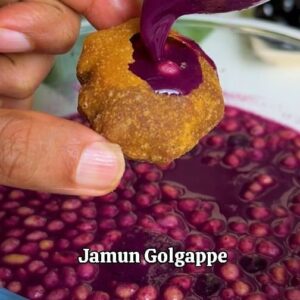Saransh Goila Instagram - Once you're done enjoying the Jamuns for their Delishaaas - ness. The next step is to always indulge in more of it 🥲😄💜 You can either make a beautiful chuski or a shot or enjoy it like cold with a golgappa. Uff, this is just too satisfying!
.
.
Jamun Pani puri 

Eat some jamun first 😮‍💨🤤
200g Jamuns, deseeded 
A handful of fresh mint & coriander 
1 Green chili
1/2 inch Ginger 
1/4 cup Sugar 
1/4 cup Water (for blending) & mix more as required 

Blend everything well 

Look at that 💜😮‍💨
Add a few ice cubes 
Salt to taste 
1 tsp Jeera powder 
1 tsp Chaat masala 
1/2 tsp Black pepper powder 
Juice of 1 lemon 
Mix everything well 
Add some boondi 

Mix well 

Delishaaas 🤌🏻🤤