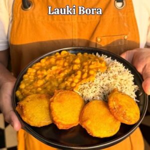 Saransh Goila Instagram - This lauki recipe will blow your mind and it'll be your lauki day when you try it! Shubho Noboborsho, Happy Baishaki, Puthandu, Vishu, Pohela Boisakh, Bohag Bihu ans Pana Sankranti to everyone celebrating the New Year of prosperity! I love how across India we share the same spirit but celebrate in so many different ways and cuisines. I had originally tried Chalkumro (Ash Gourd) Bora on my trip to Kolkata a few years back and was tempted to try the same with Lauki and stuffing of chana dal. So here is my version - Take my word for it it's Delishaaas and perfect with your dal, matra or ghugni chawal 🤤❤️
.
.
Doodhi Bhaja 

Peel & slice a lauki 
Make an incision as shown (don’t cut all the way through) 
Blanch the lauki slice 

For the stuffing 

1/4 cup Fresh coconut 
1/4 cup Chana dal, boiled 
2 tbsp Soaked yellow mustard 
2 Green chilies 
1 tsp Sugar 
Salt to taste 
Blend into a smooth paste 

1 tbsp Mustard oil 
Add the paste 
& cook till thickened 

Look at that 🤌🏻🔥

For the batter 

1/2 cup Maida 
1/4 cup Sooji 
1 tbsp Poppy seeds 
1/2 tsp Haldi powder 
Salt to taste 
1 tsp Sugar 
Mix well 
Add water little by little to form a batter 

Stuff the lauki with the filling 

Dip it in the batter 
& fry till GBC 🔥
Serve hot with dal chawal 

Delishaaas 🤌🏻😮‍💨