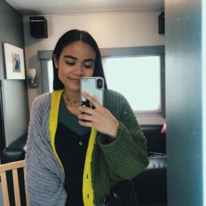 Sari Arambulo Instagram - hi so @apbiopeacock S4 has been out for a minute ~ how r we feeeeeling 🕺🏻 keep streaming away friends! also here’s grace’s wee lil head ok bye