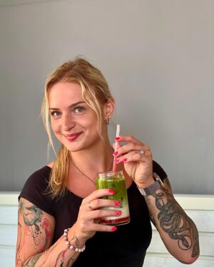 Šárka Divácká Instagram - „BUĎ U LEDU“ aneb trocha kontroverze v letní nápojové nabídce.🧊🧋
Naši milí polní i ti přespolní. Jak chápat frázi “BUĎ U LEDU”? Nebojte, žádná přestřelka se u nás konat nebude. Kmotra, Vita Corleoneho a jeho sicilskou ohnivou krev necháme spát a vám představíme naše nové “ICED COFFE & MATCHA“ menu. Ale i přestože se vás budeme snažit jen ochladit, kontroverzi se nevyhneme. 🫨🙈 Pohráli jsme si jak s chutěmi a barvami, tak i s názvy ledových nápojů. 🧊Při jejich čtení mějte mysl otevřenou. Pokud by se přece jen někdo snažil argumentovat, můžeme ho uklidnit. Právně je vše v pořádku. Nebo ho můžeme poslat „k ledu“. 🙈😅🙏 
Pojďme se tedy mrknout, na co dobrého/ledového se můžete v létě zastavit: 
1) STARE&BUCKS – espresso, ube, kokosové mléko, šlehačka 🧋
2) LONG STORY SHORT – cold brew   tonic / espresso   tonic 🧋
3) COFFEE FASCIST – černá je dobrá! – cold brew   mango 🧋
4) MATCHA FASCIST – zelená je nová černá! – matcha, mango, kokosové mléko 🧋
5) ŘEKNI O(at) KEY! – espresso, pistácie, ovesné mléko, kond.mléko 🧋
6) KICK(STARTER) – nakopni se! – matcha, double espresso, mléko 🧋
7) VEGAN MANIAC – řekni masu ne! – matcha, jahoda, kokosové mléko 🧋
8) CARAMEL MANIAC – espresso, karamel, mléko 🧋
9) CHOCOLATE MANIAC – epsresso, čokoláda, mléko 🧋 
#sorrypecemejinak #drink #icedcoffee #icedcoffeeaddict #ube #ubecoffee #matcha #matchalatte #matchalatteart #coldbrew #coldbrewcoffee #tonic #coldbrewtonic #strawberry #brno #czechrepublic #czechgirl #czechboy @michaelrygl @verdaa_rojkovicova @_kaccikk15_ @moravcovic.k
