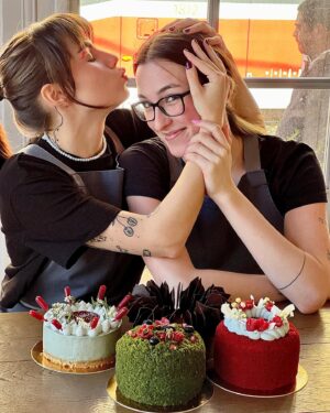 Šárka Divácká Instagram - BARISTA (HPP i DPP) WANTED – PROSÍME O SDÍLENÍ ✨🙏
Naši milí polní i ti přespolní. Ženy se vdávají, muži se žení, a obě pohlaví stěhují nebo dostudují. My s tím nic nenaděláme. 🤷‍♀️ A tak opět hledáme někoho schopného „za kávovar“. Někoho, kdo miluje kávu a lidi. Srdcaře, čistou duši, která nám podnik pomůže posouvat dál. ✨
Nabízená pozice je na HPP. A pokud by se našel i schopný BRIGÁDNÍK vůbec se mu nebudeme bránit! Práce je v gastru vždy dost. ✌️
Veškeré informace se dozvíte na osobní schůzce. Schůzce by mělo předcházet zaslání životopisu a pár řádků o vás na náš email info@sorry-jinak.cz. 
Budeme se na vás moc těšit. A vám ostatním, kteří jste dočetli až sem, děkujeme za případné sdílení na soc.sítích nebo šíření tzv. „šuškandou“, kdy jedna paní povídala. 🤗 Ať vám/nám štěstí neuletí. Práci zdar. ❤️👋 #sorrypecemejinak #cake #pastry #wanted #barista #coffee #coffeeholic #coffeehouse #coffestyle #lifestyle