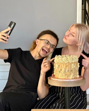 Šárka Divácká Instagram - BARISTA (HPP i DPP) WANTED – PROSÍME O SDÍLENÍ ✨🙏
Naši milí polní i ti přespolní. Ženy se vdávají, muži se žení, a obě pohlaví stěhují nebo dostudují. My s tím nic nenaděláme. 🤷‍♀️ A tak opět hledáme někoho schopného „za kávovar“. Někoho, kdo miluje kávu a lidi. Srdcaře, čistou duši, která nám podnik pomůže posouvat dál. ✨
Nabízená pozice je na HPP. A pokud by se našel i schopný BRIGÁDNÍK vůbec se mu nebudeme bránit! Práce je v gastru vždy dost. ✌️
Veškeré informace se dozvíte na osobní schůzce. Schůzce by mělo předcházet zaslání životopisu a pár řádků o vás na náš email info@sorry-jinak.cz. 
Budeme se na vás moc těšit. A vám ostatním, kteří jste dočetli až sem, děkujeme za případné sdílení na soc.sítích nebo šíření tzv. „šuškandou“, kdy jedna paní povídala. 🤗 Ať vám/nám štěstí neuletí. Práci zdar. ❤️👋 #sorrypecemejinak #cake #pastry #wanted #barista #coffee #coffeeholic #coffeehouse #coffestyle #lifestyle