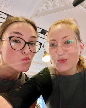 Šárka Divácká Instagram - BARISTA (HPP i DPP) WANTED – PROSÍME O SDÍLENÍ ✨🙏
Naši milí polní i ti přespolní. Ženy se vdávají, muži se žení, a obě pohlaví stěhují nebo dostudují. My s tím nic nenaděláme. 🤷‍♀️ A tak opět hledáme někoho schopného „za kávovar“. Někoho, kdo miluje kávu a lidi. Srdcaře, čistou duši, která nám podnik pomůže posouvat dál. ✨
Nabízená pozice je na HPP. A pokud by se našel i schopný BRIGÁDNÍK vůbec se mu nebudeme bránit! Práce je v gastru vždy dost. ✌️
Veškeré informace se dozvíte na osobní schůzce. Schůzce by mělo předcházet zaslání životopisu a pár řádků o vás na náš email info@sorry-jinak.cz. 
Budeme se na vás moc těšit. A vám ostatním, kteří jste dočetli až sem, děkujeme za případné sdílení na soc.sítích nebo šíření tzv. „šuškandou“, kdy jedna paní povídala. 🤗 Ať vám/nám štěstí neuletí. Práci zdar. ❤️👋 #sorrypecemejinak #cake #pastry #wanted #barista #coffee #coffeeholic #coffeehouse #coffestyle #lifestyle