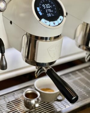 Šárka Divácká Instagram - BARISTA (HPP i DPP) WANTED – PROSÍME O SDÍLENÍ ✨🙏
Naši milí polní i ti přespolní. Ženy se vdávají, muži se žení, a obě pohlaví stěhují nebo dostudují. My s tím nic nenaděláme. 🤷‍♀️ A tak opět hledáme někoho schopného „za kávovar“. Někoho, kdo miluje kávu a lidi. Srdcaře, čistou duši, která nám podnik pomůže posouvat dál. ✨
Nabízená pozice je na HPP. A pokud by se našel i schopný BRIGÁDNÍK vůbec se mu nebudeme bránit! Práce je v gastru vždy dost. ✌️
Veškeré informace se dozvíte na osobní schůzce. Schůzce by mělo předcházet zaslání životopisu a pár řádků o vás na náš email info@sorry-jinak.cz. 
Budeme se na vás moc těšit. A vám ostatním, kteří jste dočetli až sem, děkujeme za případné sdílení na soc.sítích nebo šíření tzv. „šuškandou“, kdy jedna paní povídala. 🤗 Ať vám/nám štěstí neuletí. Práci zdar. ❤️👋 #sorrypecemejinak #cake #pastry #wanted #barista #coffee #coffeeholic #coffeehouse #coffestyle #lifestyle