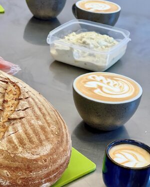Šárka Divácká Instagram - BARISTA (HPP i DPP) WANTED – PROSÍME O SDÍLENÍ ✨🙏
Naši milí polní i ti přespolní. Ženy se vdávají, muži se žení, a obě pohlaví stěhují nebo dostudují. My s tím nic nenaděláme. 🤷‍♀️ A tak opět hledáme někoho schopného „za kávovar“. Někoho, kdo miluje kávu a lidi. Srdcaře, čistou duši, která nám podnik pomůže posouvat dál. ✨
Nabízená pozice je na HPP. A pokud by se našel i schopný BRIGÁDNÍK vůbec se mu nebudeme bránit! Práce je v gastru vždy dost. ✌️
Veškeré informace se dozvíte na osobní schůzce. Schůzce by mělo předcházet zaslání životopisu a pár řádků o vás na náš email info@sorry-jinak.cz. 
Budeme se na vás moc těšit. A vám ostatním, kteří jste dočetli až sem, děkujeme za případné sdílení na soc.sítích nebo šíření tzv. „šuškandou“, kdy jedna paní povídala. 🤗 Ať vám/nám štěstí neuletí. Práci zdar. ❤️👋 #sorrypecemejinak #cake #pastry #wanted #barista #coffee #coffeeholic #coffeehouse #coffestyle #lifestyle