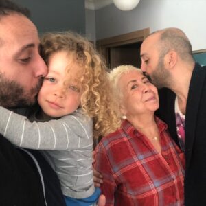 Sarp Akkaya Instagram - Sarıları sevin 💛 @lerzansayhan @kayaakkaya #demirakkaya