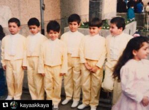 Sarp Akkaya Instagram - #Repost @kayaakkaya
・・・
23.Nisan.. .
sene tahminen 1988 
soldan sırasıyla Kaya-Sarp-Onur-Mert-Emre-Ufuk, Fenerbahçe stadında yapılacak kutlamalara gitmek üzere okulun bahçesinde bekliyorlar.. .
bize bu bayramı armağan eden güzel yürekli Mustafa Kemal Atatürk’e, çocukluğumuzun 23 Nisanlarını doya doya yaşamamızı sağlayan anne babalarımıza, öğretmenlerimize ve dönemin büyüklerine sonsuz teşekkürler.. vazifemiz belli, ulusal egemenliğimizi korumak ve çocuklara 23 Nisan’ı bir bayram coşkusuyla doya doya yaşatmak🎈🎈🎈
Bu arada, o zamanlar yurt dışından çocuklar ülkemizde misafir edilirdi.. biz de iki Sudanlı kardeşi misafir etmiştik evde, Nasır ve İbrahim.. Sarp ve benim ranzamız onlara tahsis edilmişti, biz nerde yatıyorduk hatırlamıyorum ama önemli de değildi.. Türk misafirperverliği diye bir gerçek vardı..
ten rengine, cinsiyetine, inancına bakmaksızın, kucak açan insanların evlatlarıydık.. siz de öyle olun. 
Mutlu bayramlar🎈🇹🇷🎈