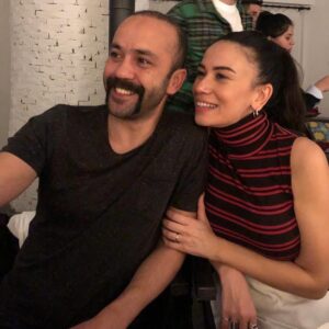 Sarp Akkaya Instagram - Her şey bi kenara... Teşekkürler Sinem hocam. Seni seviyorum 😘🎈 @sinemyalcinkaya