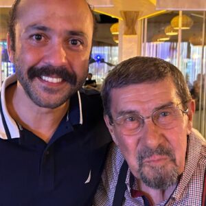 Sarp Akkaya Instagram - Hayatım boyunca unutamayacağım bir akşam oldu Zihni abi… Bin teşekkür 😎 @zihni_goktay