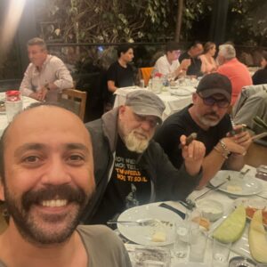 Sarp Akkaya Instagram - Konuştuk dertleştik, görüşemediğimiz onca günün faturasını çıkardık. Doyamadık birbirimize. Dedim ki “Ben gitmeden bir fotoğraf çekelim.” “Hemen!” Dediler.
#beniçoközlemişler5 #mehmetadaöztekin