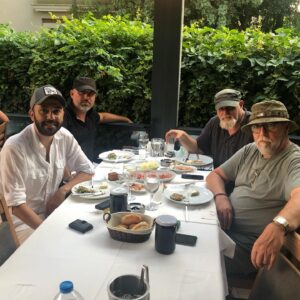 Sarp Akkaya Instagram - Beni çok özlemişler. Artık daha sık görüşelim dedim gözleri ışıldadı. Ben de o anı ölümsüzleştirdim. @kaancaydamli @bahamakuskusu #mehmetadaöztekin