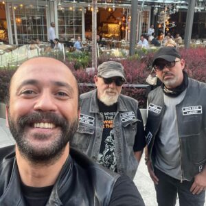 Sarp Akkaya Instagram - Beni çok özlemişler 4… yarın dönüyorum abiler dediğimde ağlamaktan katıldılar. Gülmekten ağladıklarını düşünmüyorum. @kaancaydamli #mehmetadaöztekin