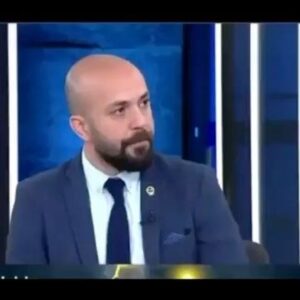 Sarp Akkaya Instagram - Fenerbahçe mücadele demektir, Fenerbahçe direniş demektir... 💛💙 @fenerbahce