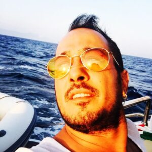 Sarp Apak Instagram - Güneşli günler göreceğiz diye uğraşırken boynum kırılmış 🌞 #tbt  güzel egeme saygımla geldim..