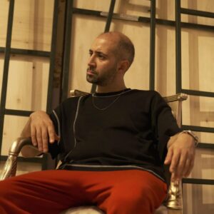 Sarp Bozkurt Instagram - Dudağımı yerken ağzımın aldığı garip şekiller çok garip.
Biz bu aralar biraz prova yapıyoruz #münasebetsiz için. Aşırı yakında karşınıza çıkacağız 🥹♥️ Neyse ki @samiaksu7 var da fotoğrafımız falan var provalardan 😘