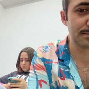 Sarp Bozkurt Instagram - Arifçe… Seni çok sevdim 🫶🏼 Senin bu pisliğinin altındaki aşkını asla anlamadım shdjshd Seninle çok uyuştuk be Arif. Bazen diyorum ki acaba bi şekilde Arif başka bir dünyada, başka bir şekilde devam mı etse yaşamaya… Sonra diyorum ki tadında mı bırakmak doğru ♥️ Ve size çok teşekkür ederim Arif’i sevdiğiniz, çoğu zaman da katlandığınız için. Bu dizide emeği geçen heeeeer kişiye teker teker teşekkür ederim. Herkesin Arif’te emeği var 😢 Başka yolculuklarda karşılaşırız ✌🏼 Bay bay canım 🫶🏼