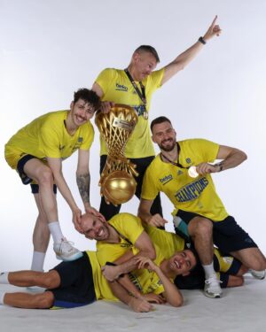 Šarūnas Jasikevičius Instagram - THANK YOU YELLOW NATION!!!Grateful for your support and our players for amazing sacrifice!!! @fenerbahce @fbbasketbol #yellowlegacy💛💙