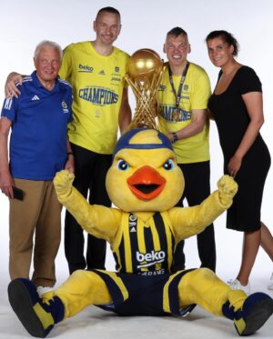 Šarūnas Jasikevičius Instagram - THANK YOU YELLOW NATION!!!Grateful for your support and our players for amazing sacrifice!!! @fenerbahce @fbbasketbol #yellowlegacy💛💙