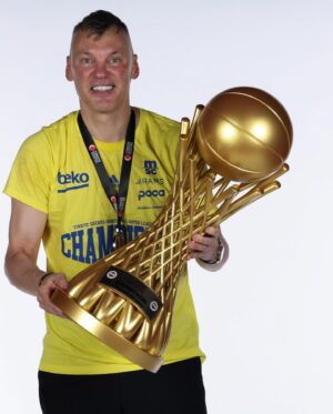 Šarūnas Jasikevičius Instagram - THANK YOU YELLOW NATION!!!Grateful for your support and our players for amazing sacrifice!!! @fenerbahce @fbbasketbol #yellowlegacy💛💙