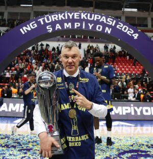 Šarūnas Jasikevičius Instagram - Huge Thank You to our Fans,Players and Staff for a great week at the Turkish Cup!!! #fenerbahçe