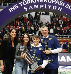 Šarūnas Jasikevičius Instagram - Huge Thank You to our Fans,Players and Staff for a great week at the Turkish Cup!!! #fenerbahçe