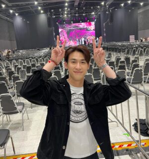 Sarunsathorn Tanawatcharawat Instagram - ตั้งแต่ดูผลงานนูน่ามินยอง @rachel_mypark รักมั้ยนะเลขาคิม ก็โดนตกวันนี้ได้มาเชียร์อีกใจฟูสุดๆเลยครับ 😊 แล้ววันนี้พี่ชายก็เก่งสุดยอดมากๆอีกด้วย @omlondon 👍🏻❤️ @vitadailystick_th 

#PARKMINYOUNGinThailand
#MYBRANDNEWDAYinThailand
#ParkMinyoung 
#vitadailystick