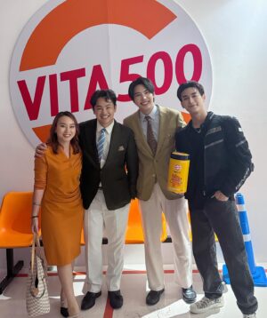 Sarunsathorn Tanawatcharawat Instagram - เปิดตัวแล้วนะค้าบ #vita500 วิตามินซีจากเกาหลี พี่มาค @marktuan เป็นพีเซ็นเตอร์ด้วย @vitadailystick ยินดีด้วยกับพี่ชายทั้งสองนะค้าบ🥰 @omlondon @maxiiin_