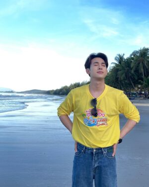 Sarunsathorn Tanawatcharawat Instagram - รักสิ่งแวดล้อมกันเยอะๆนะค้าบ🥰
เราจะได้มีที่เที่ยวที่ถ่ายรูปสวยๆกันไปนานๆ❤️
#อิ่มท้องอุ่นใจ360องศาจากใจตราแม่ครัว
#รักป่ารักชุมชน #ทีวี360องศาxตราแม่ครัว 
#ไฮด์ศรุญสธร #haiisarunsathorn