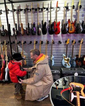 Sasha Instagram - Kleine Hände, große Träume! 🎸 Unser kleiner Rockstar hat seine erste Gitarre bekommen und folgt Papas Pfad in die große weite Welt der Musik 😊
Vielleicht bekomm ich ja bald neue Unterstützung auf der Bühne… aber zuerst muss gaaanz viel geübt werden, bis das ganze Haus bebt! 

Welches Riff wird wohl als erstes gespielt? 

#Guitarhero #Minitalent #Sasha