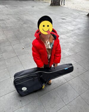 Sasha Instagram - Kleine Hände, große Träume! 🎸 Unser kleiner Rockstar hat seine erste Gitarre bekommen und folgt Papas Pfad in die große weite Welt der Musik 😊
Vielleicht bekomm ich ja bald neue Unterstützung auf der Bühne… aber zuerst muss gaaanz viel geübt werden, bis das ganze Haus bebt! 

Welches Riff wird wohl als erstes gespielt? 

#Guitarhero #Minitalent #Sasha