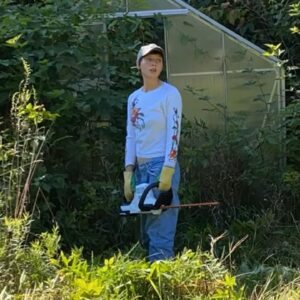 Sasha Frolova Instagram - Ah, those sweet blissful moments of gardening merely hours before you realize you’re covered head to toe in poison ivy.
💚😮‍💨💚P.S. yesterday Erin told me my skin looked like the cucumber my mom picked from here garden 🤥