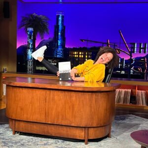 Sasha Hutchings Instagram - TONIGHT 🌽🌚🌾 10.4.22 
12:35AM EST/PST

@oklahomabway 
@latelateshow

I sincerely hope the nice man who told me @j_corden isn’t precious about the desk was telling the truth cus ya girl got #cozy☺️