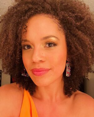 Sasha Hutchings Instagram - OK!LA 🌞💕🌽
Opening Night 9.15.22

Styled by @h_van_o 
👗: @cinqasept 
👠: @stuartweitzman 
💇🏽‍♀️: Generational curl patterns and @sheamoisture 
💄: Theatre girl magic, that nice man @sephora …and @ucancallmesis lending me her eyeshadow palettes 👀
