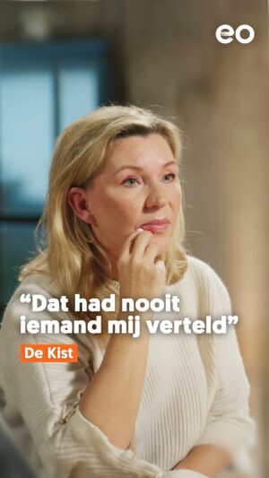 Saskia Noort Instagram - Trigger warning: dit fragment gaat over seksueel geweld.

“Dat hele onschuldige meisje dat ik was, is in één klap weg.”

Schrijfster @saskianoort is bij @kefahallush te gast in ‘De Kist’. Ze vertelt over het zwijgen dat zij zichzelf heeft opgelegd na een traumatiserende gebeurtenis in haar jeugd. Met deze gebeurtenis sterft ook een deel van haar onbezorgde jeugd. 💔 Pas tientallen jaren later treedt ze in de openbaarheid met haar verhaal. 

Meer zien? ▶️ Je kijkt deze aflevering van ‘De Kist’ op jouw moment op NPO Start.

#omroepeo #dekist #saskianoort #kefahallush