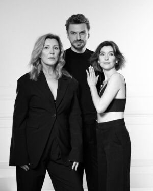 Saskia Noort Instagram - 20 jaar schrijven, 31 jaar moeder, als kers op mijn al hele rijkversierde taart,  dit interview en deze shoot doen met mijn talentvolle kinderen was een groot feest. Ik deed een theatervoorstelling met @julietzegt, nu een boek met @mathieuschellekens.art, het zal wel nepo zijn, maar ze hebben eerst alles op eigen kracht gedaan. Foto’s @lindastulic make up @biancafabrie zie link in bio