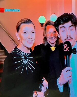 Saskia Noort Instagram - Het was weer een heerlijk Boekenbal, waar ik wederom niemand sprak, wel iedereen zag in het voorbijgaan, waar we traditiegetrouw dansten op platen met baarden en eindigden met een gevecht om de broodjes kroket. Aan de foto’s te zien kon ik geen genoeg van mezelf en mijn beeldige make up krijgen. Dank @stichtingcpnb! Maar ook dank aan @bartbrom haar & make up, sieraden @frankyamsterdam, en de waanzinnige jurk van @driesvannoten.