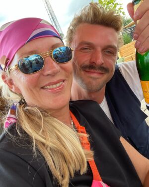 Saskia Noort Instagram - Hoera voor mijn lieve, prachtige zoon, die vandaag 31 jaar geleden onze levens meer kleur en liefde gaf. Mijn grote rots én trots @mathieuschellekens.art ❤️