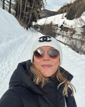Saskia Noort Instagram - Skiholiday #dump een heerlijke, maar ook vreemde week waarin de een na de ander uitviel, waardoor @fleurdelamaurigue en @davidverswijveren gedrieën achterbleven, nadat @sanna_roos haar kruisbanden scheurde. Al met al hebben we het met zn drieën ook leuk gehad, zeker toen de buikgriep overwonnen was 🙈het hotel in Selva was van een jaren zeventigheid, die niet nagemaakt was, maar helemaal authentiek, dus waanden wij ons een week bij onze opa’s en oma’s. Op foto 1 zit @martijncools in de lobby, die compleet met tikkende koekoeksklok een hele hoog bejaardentehuisgehalte had. In Amsterdam Noord zouden ze een moord doen voor dergelijke berlijneske hipheid.