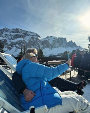 Saskia Noort Instagram - Skiholiday #dump een heerlijke, maar ook vreemde week waarin de een na de ander uitviel, waardoor @fleurdelamaurigue en @davidverswijveren gedrieën achterbleven, nadat @sanna_roos haar kruisbanden scheurde. Al met al hebben we het met zn drieën ook leuk gehad, zeker toen de buikgriep overwonnen was 🙈het hotel in Selva was van een jaren zeventigheid, die niet nagemaakt was, maar helemaal authentiek, dus waanden wij ons een week bij onze opa’s en oma’s. Op foto 1 zit @martijncools in de lobby, die compleet met tikkende koekoeksklok een hele hoog bejaardentehuisgehalte had. In Amsterdam Noord zouden ze een moord doen voor dergelijke berlijneske hipheid.