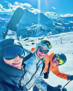 Saskia Noort Instagram - Skiholiday #dump een heerlijke, maar ook vreemde week waarin de een na de ander uitviel, waardoor @fleurdelamaurigue en @davidverswijveren gedrieën achterbleven, nadat @sanna_roos haar kruisbanden scheurde. Al met al hebben we het met zn drieën ook leuk gehad, zeker toen de buikgriep overwonnen was 🙈het hotel in Selva was van een jaren zeventigheid, die niet nagemaakt was, maar helemaal authentiek, dus waanden wij ons een week bij onze opa’s en oma’s. Op foto 1 zit @martijncools in de lobby, die compleet met tikkende koekoeksklok een hele hoog bejaardentehuisgehalte had. In Amsterdam Noord zouden ze een moord doen voor dergelijke berlijneske hipheid.
