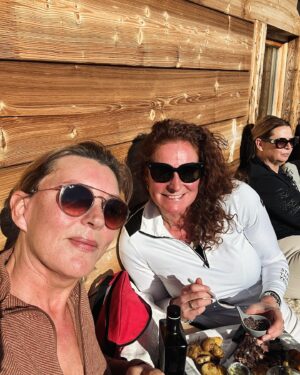 Saskia Noort Instagram - Skiholiday #dump een heerlijke, maar ook vreemde week waarin de een na de ander uitviel, waardoor @fleurdelamaurigue en @davidverswijveren gedrieën achterbleven, nadat @sanna_roos haar kruisbanden scheurde. Al met al hebben we het met zn drieën ook leuk gehad, zeker toen de buikgriep overwonnen was 🙈het hotel in Selva was van een jaren zeventigheid, die niet nagemaakt was, maar helemaal authentiek, dus waanden wij ons een week bij onze opa’s en oma’s. Op foto 1 zit @martijncools in de lobby, die compleet met tikkende koekoeksklok een hele hoog bejaardentehuisgehalte had. In Amsterdam Noord zouden ze een moord doen voor dergelijke berlijneske hipheid.