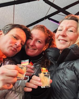 Saskia Noort Instagram - Skiholiday #dump een heerlijke, maar ook vreemde week waarin de een na de ander uitviel, waardoor @fleurdelamaurigue en @davidverswijveren gedrieën achterbleven, nadat @sanna_roos haar kruisbanden scheurde. Al met al hebben we het met zn drieën ook leuk gehad, zeker toen de buikgriep overwonnen was 🙈het hotel in Selva was van een jaren zeventigheid, die niet nagemaakt was, maar helemaal authentiek, dus waanden wij ons een week bij onze opa’s en oma’s. Op foto 1 zit @martijncools in de lobby, die compleet met tikkende koekoeksklok een hele hoog bejaardentehuisgehalte had. In Amsterdam Noord zouden ze een moord doen voor dergelijke berlijneske hipheid.