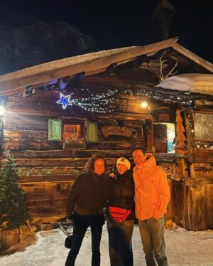 Saskia Noort Instagram - Skiholiday #dump een heerlijke, maar ook vreemde week waarin de een na de ander uitviel, waardoor @fleurdelamaurigue en @davidverswijveren gedrieën achterbleven, nadat @sanna_roos haar kruisbanden scheurde. Al met al hebben we het met zn drieën ook leuk gehad, zeker toen de buikgriep overwonnen was 🙈het hotel in Selva was van een jaren zeventigheid, die niet nagemaakt was, maar helemaal authentiek, dus waanden wij ons een week bij onze opa’s en oma’s. Op foto 1 zit @martijncools in de lobby, die compleet met tikkende koekoeksklok een hele hoog bejaardentehuisgehalte had. In Amsterdam Noord zouden ze een moord doen voor dergelijke berlijneske hipheid.