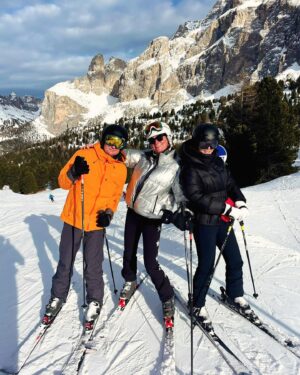 Saskia Noort Instagram - Skiholiday #dump een heerlijke, maar ook vreemde week waarin de een na de ander uitviel, waardoor @fleurdelamaurigue en @davidverswijveren gedrieën achterbleven, nadat @sanna_roos haar kruisbanden scheurde. Al met al hebben we het met zn drieën ook leuk gehad, zeker toen de buikgriep overwonnen was 🙈het hotel in Selva was van een jaren zeventigheid, die niet nagemaakt was, maar helemaal authentiek, dus waanden wij ons een week bij onze opa’s en oma’s. Op foto 1 zit @martijncools in de lobby, die compleet met tikkende koekoeksklok een hele hoog bejaardentehuisgehalte had. In Amsterdam Noord zouden ze een moord doen voor dergelijke berlijneske hipheid.