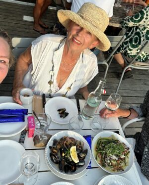 Saskia Noort Instagram - Mijn last minute trip naar Bergen aan Zee, door een dierbare collega ‘De Hamptons van Amsterdam’ genoemd, was een zalige trip vol skinny dipping, corona sipping, sliptongetjes, mooie gesprekken en zanderige stranddutjes. ❤️ @fleurdelamaurigue @annetniet @ceesnoort @dininoort