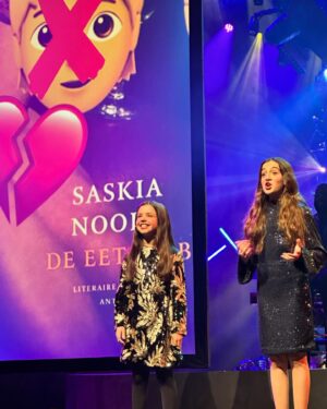 Saskia Noort Instagram - Het was weer een heerlijk Boekenbal, waar ik wederom niemand sprak, wel iedereen zag in het voorbijgaan, waar we traditiegetrouw dansten op platen met baarden en eindigden met een gevecht om de broodjes kroket. Aan de foto’s te zien kon ik geen genoeg van mezelf en mijn beeldige make up krijgen. Dank @stichtingcpnb! Maar ook dank aan @bartbrom haar & make up, sieraden @frankyamsterdam, en de waanzinnige jurk van @driesvannoten.